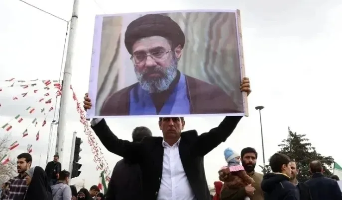 tahranda-yeni-donem-resmen-basladi-iranin-yeni-dini-lideri-mucteba-hamaney-kimdir-1773007412539.jpeg Tahran'da yeni dönem resmen başladı! İran'ın yeni dini lideri Mücteba Hamaney kimdir? - 1