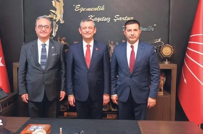 chpli-bulent-tezcan-rantin-merkezi-kusadasi-belediyesini-aile-sirketine-cevirdi-iki-kizi-ve-damadina-maas-1755833842873.jpeg CHP lideri Özgür Özel - CHP'li milletvekili Bülent Tezcan - Kuşadası Belediye Başkanı Ömer Günel