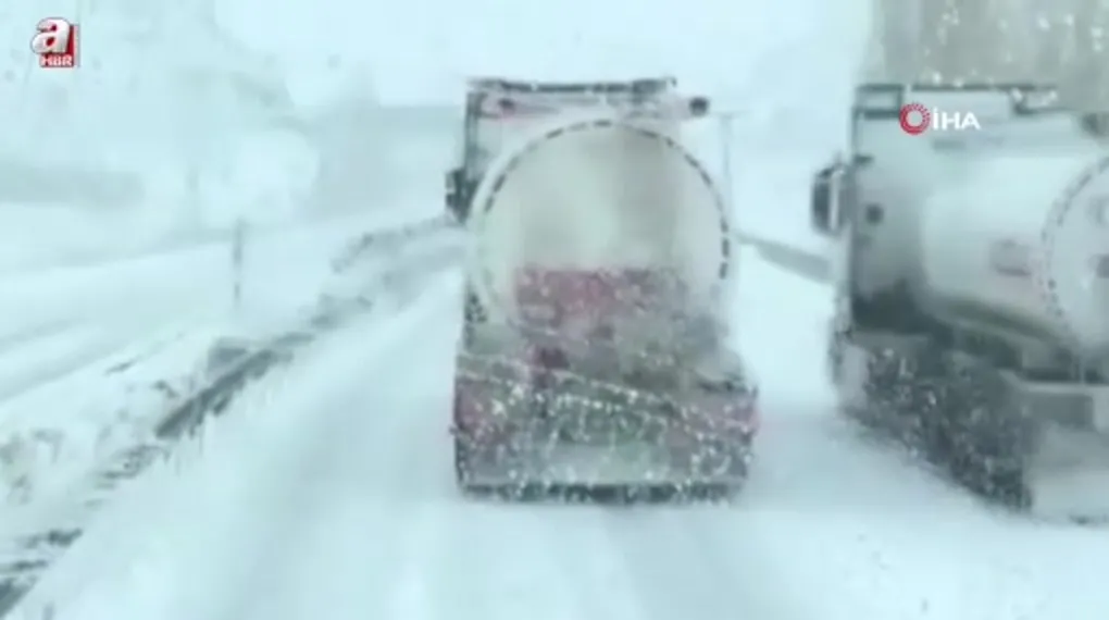 Kop Dağı Geçidi’nde araçlar yolda kaldı