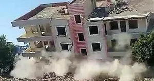 5 katlı bina kepçe darbesiyle yerle bir oldu