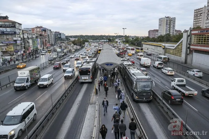 İstanbulluların çilesi sürüyor! Trafikte ve toplu taşımada yoğunluk: Uzun yolcu kuyruğu oluştu