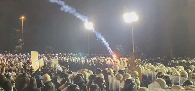 Ankara ve İstanbul’da yolsuzluğu örtbas provokasyonu! Marjinal gruplardan polise taşlı ve havai fişekli saldırı: 5 polis yaralı