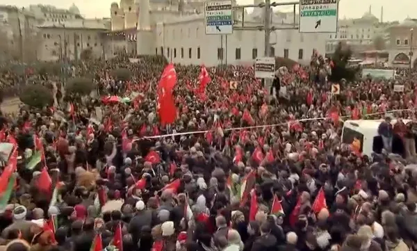 galata-koprusunden-yeni-yilin-ilk-mesaji-istanbulda-binler-sehitler-ve-filistin-icin-bir-arada-1704087546957.jpeg
