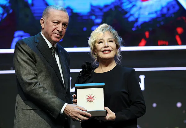 kultur-ve-sanat-buyuk-odulleri-sahiplerini-buldu-baskan-erdogan-o-isimleri-tek-tek-acikladi-1703080259013.jpg Kültür ve Sanat Büyük Ödülleri sahiplerini buldu! Başkan Erdoğan o isimleri tek tek açıkladı - 3