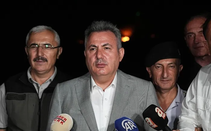 izmir-urlada-orman-yangini-evler-tahliye-edildi-alevlerin-nedeni-ortaya-cikti-vali-elbandan-ilk-aciklama-1-goz-1722374408892.jpg İzmir Valisi Süleyman Elban: ʺYangın henüz kontrol altına alınabilmiş değilʺ