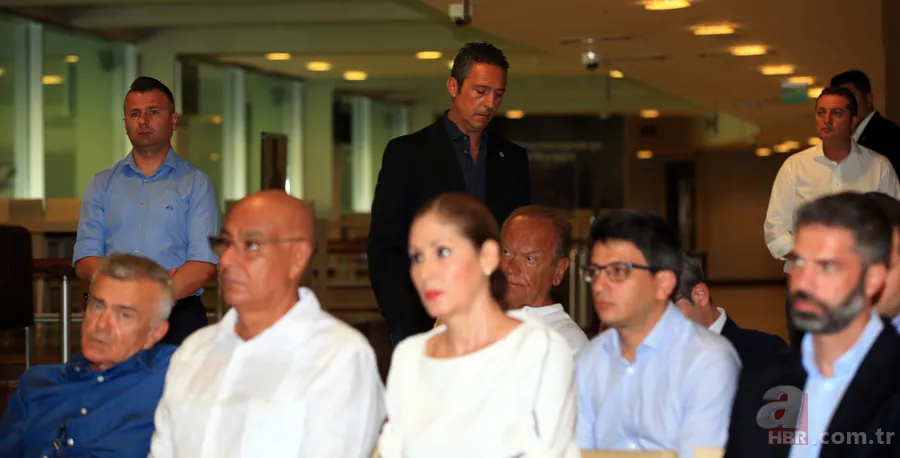 İmza töreninde Fenerbahçe Kulübü Başkanı Ali Koç ayrıntısı: Düşünceli... 8