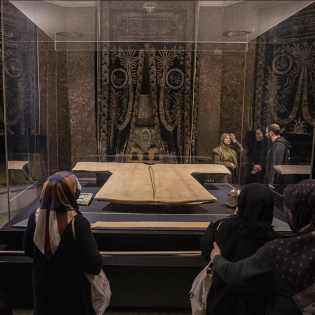 Peygamber aşkının nişanesi: Hırka-i Şerif kapılarını ziyaretçilerine açtı