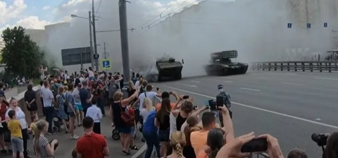 Son teknoloji Rus tankı  K-17 Bumerang IFV alay konusu oldu! Törende şov yapayım derken... | Video