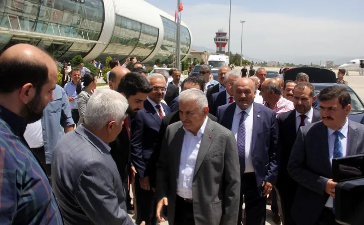 Erzincan'da Binali Yıldırım'a büyük ilgi! Yıldırım'ın yüzlerce hemşehrisiyle tokalaşması 1 saat 8 dakika sürdü