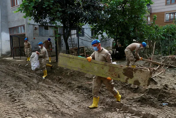 1627403775216.jpg Devlet Arhavi'deki sel felaketinin yaralarını sarıyor: Eşya bedellerinin yüzde 60'ı hesaplara yattı - 3