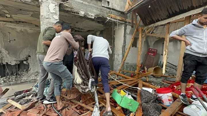 İşgalci İsrail kana doymuyor: Gazze’deki mülteci kampı yerle bir oldu! Ölenler arasında çocuklar da var