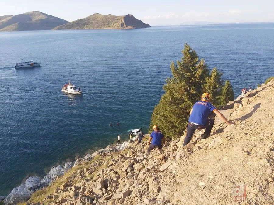 Van'da otomobil göle uçtu! Korkunç kazda 2 kişi can verdi 2