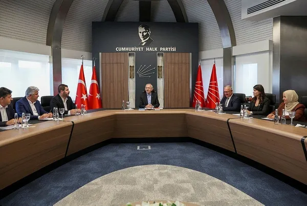 1693641609420.jpeg Yenilginin faturasını kendisi hariç herkese kesti! CHP lideri Kemal Kılıçdaroğlu şimdi de ilçe başkanlarını fırçaladı: Kendi bastığımız kitapçıkları bile okumuyorsunuz - 2