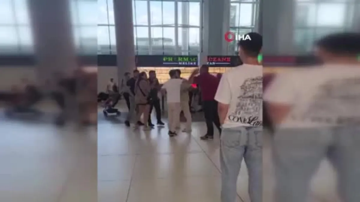 Eski koca, havalimanını birbirine kattı