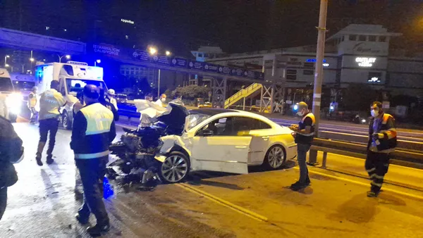 istanbulda-feci-kaza-1631503380170.jpg İstanbul'da feci kaza! Araçlar kullanılamaz hale geldi - 1