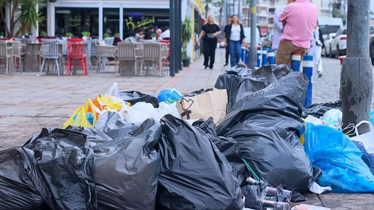 İzmir'de grevde 3. gün! Sokaklarda çöpler birikti
