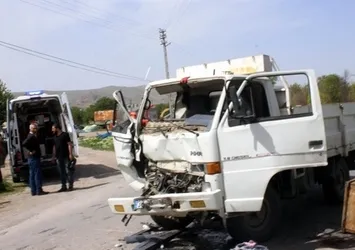 Kamyonet kepçeye çarptı! 2 yaralı