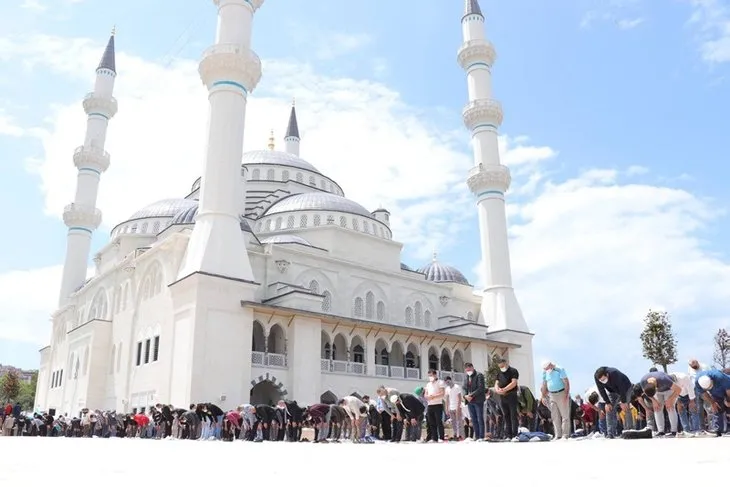 Başkan Erdoğan’ın açılışını yaptığı Uzun Mehmet Camisi'nde ilk Cuma namazı kılındı