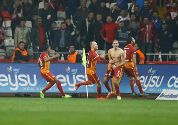 Galatasaray'da Eren Derdiyok sakatlandı