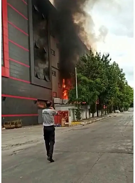 Son dakika: Tuzla'da kozmetik malzemeleri üretilen fabrikada yangın - 2