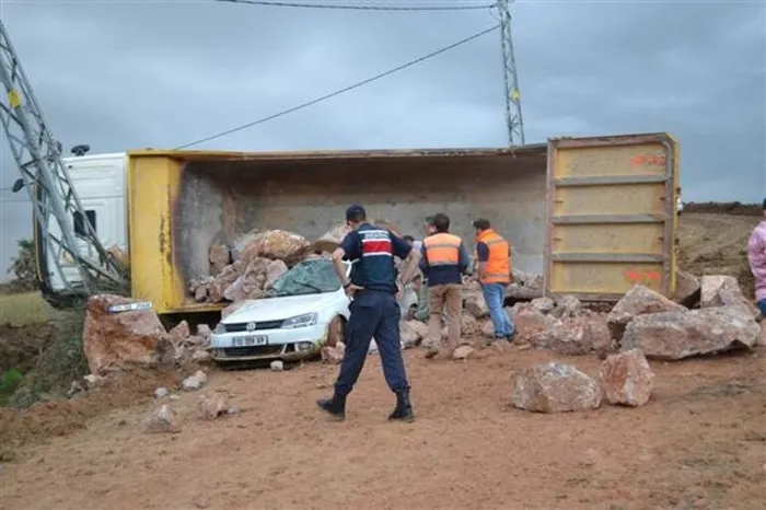 Balıkesir'de kamyondan dökülen kayaların altında kaldı! - 1