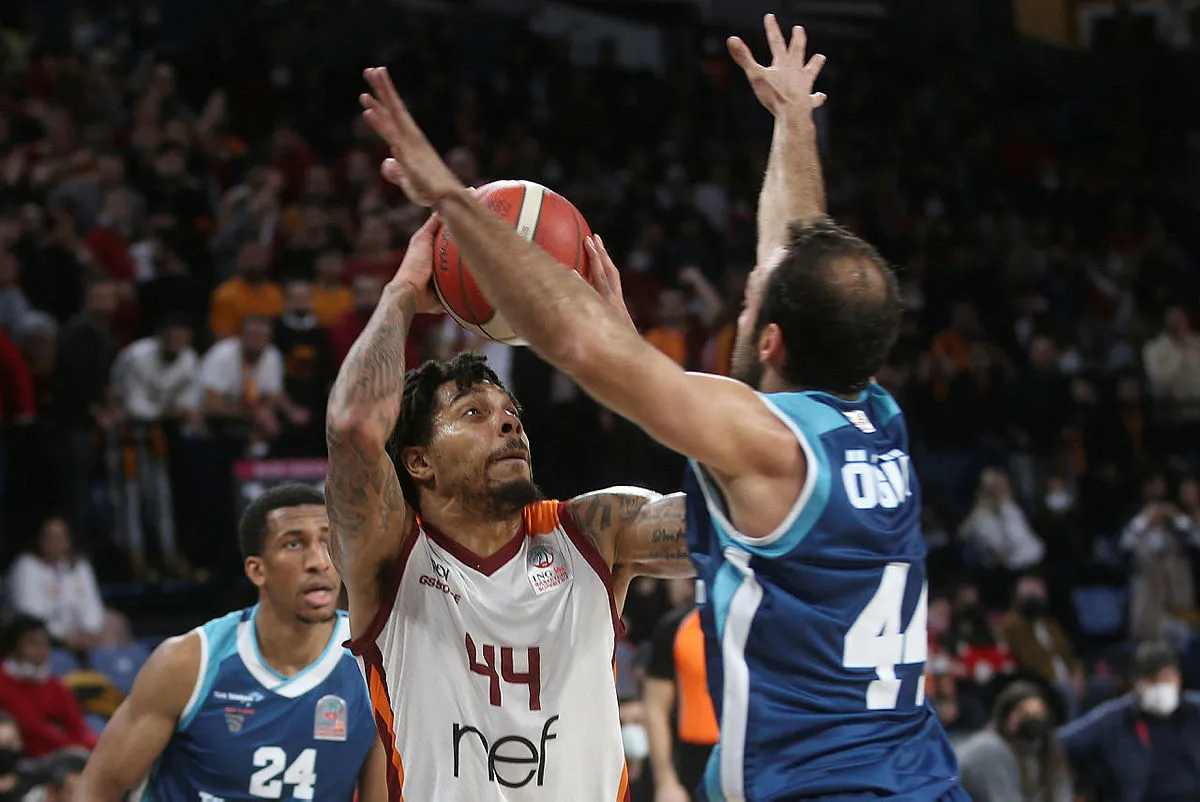 Galatasaray'dan koronavirüs açıklaması: Sahaya testi pozitif oyuncularla çıkmak zorunda kalacağız