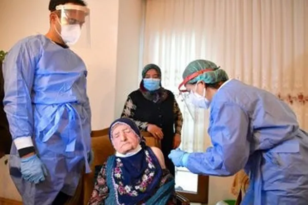 koronavirus-ile-mucadele-ankarada-116-yasindaki-iki-kadina-asi-yapildi-1611232038103.jpg Koronavirüs ile mücadele | Ankara'da 116 yaşındaki iki kadına aşı yapıldı - 3