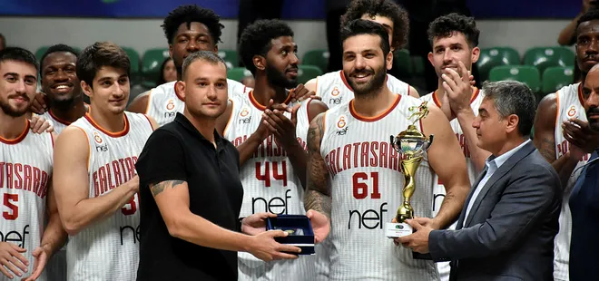 Galatasaray Fenerbahçe’yi devirerek şampiyon oldu! 3 sayı farkla gelen kupa...