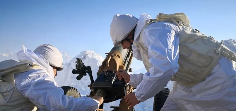 Komandolar hainlere göz açtırmıyor! 2 metre karda operasyon