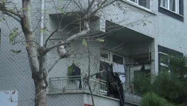 1701599895926.jpeg İstanbul'da ilginç olay! Pencereye çıkıp yardım istedi esnaflar kurtardı - 1