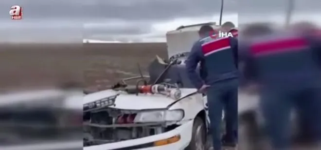 Afyonkarahisar'da totem tabelasına çarpan otomobil sürücüsü yaşamını yitirdi