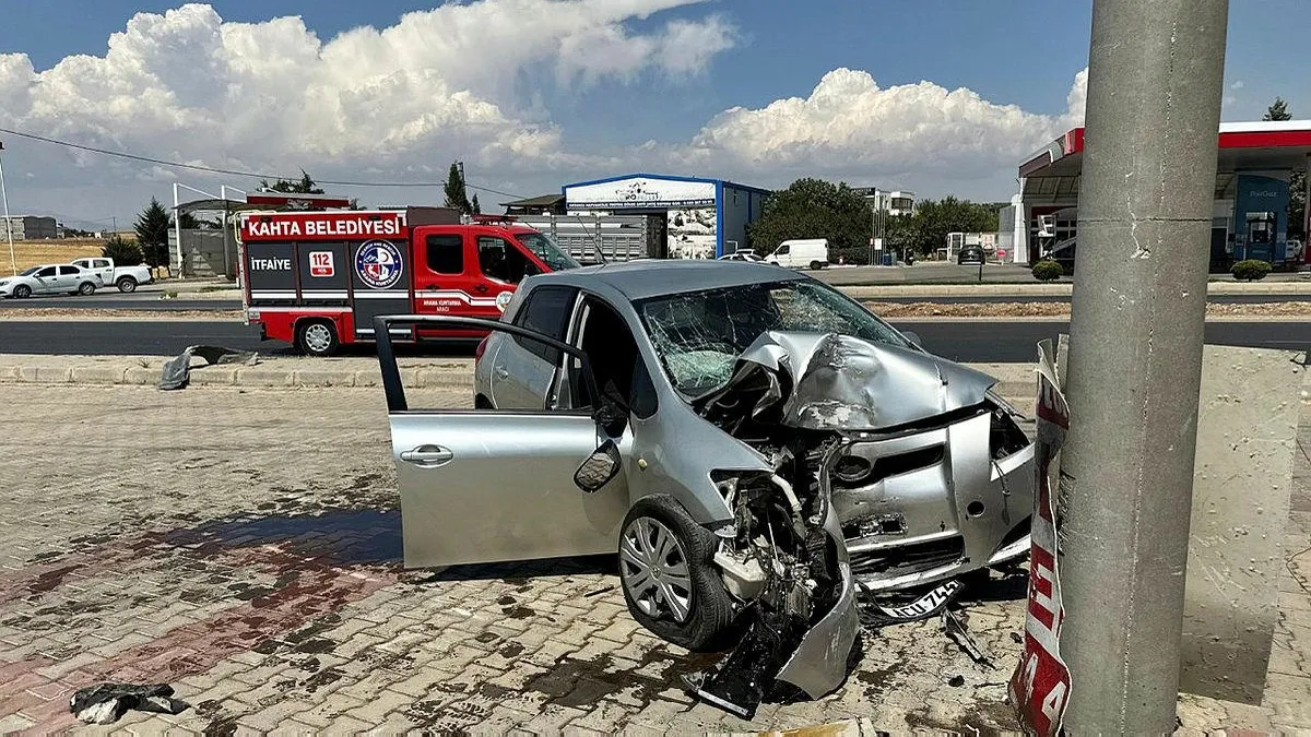 Kontrolden çıkan araç beton direğine çarptı! Sürücüye mezar oldu