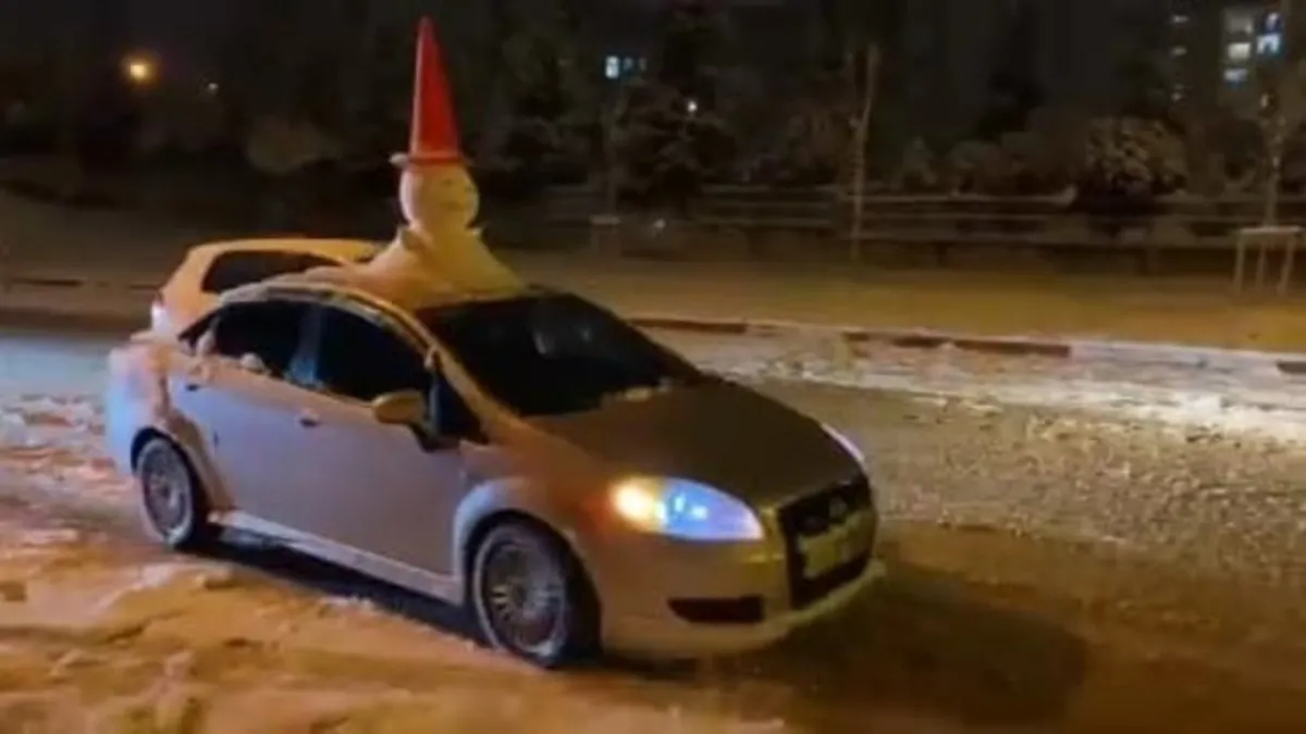 Bursa'da ilginç anlar! Otomobilinin tavanındaki "kardan adam" ile şehir turu keyfi