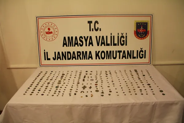 kavanozun-icinde-bir-tarih-cikti-amasyada-jandarma-operasyonuyla-yakalandi-1631565664936.jpg Kavanozun içinde bir tarih çıktı! Amasya'da jandarma operasyonuyla yakalandı - 1