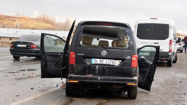 Bingöl'de hafif ticari araçla otomobil Kafa kafaya çarpıştı: 1 ölü 2 yaralı - 3
