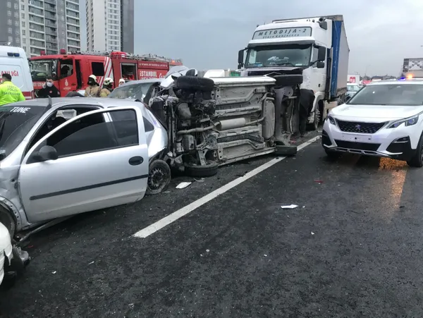 Son dakika: TEM’de feci kaza: 12 araç birbirine girdi!