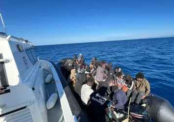 İzmir'de 56 düzensiz göçmen yakalandı