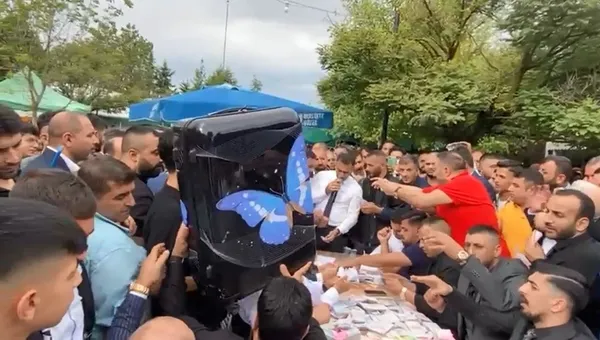 kocaelide-asiret-dugununde-11-milyon-500-bin-tl-takildi-masadaki-balyalar-soke-etti-1664781551393.jpg Kocaeli’de aşiret düğününde 11 milyon 500 bin TL takıldı! Masadaki balyalar şoke etti - 1