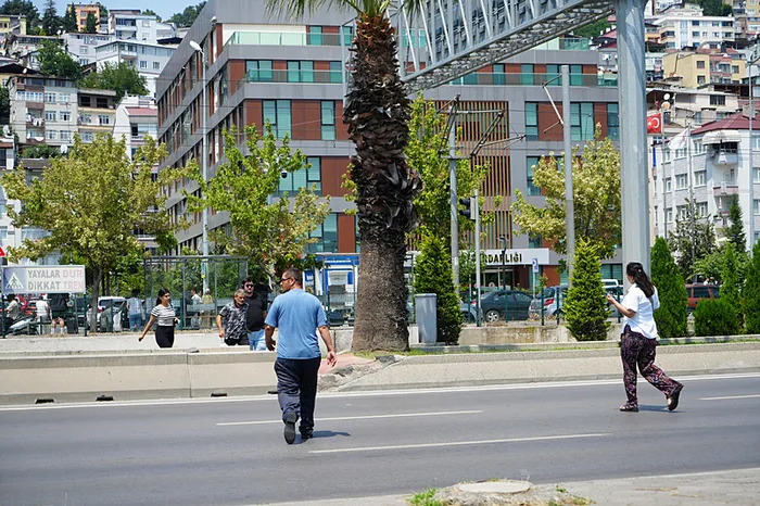 Yayaların ölümle burun buruna geçiş yarışı! Kamu binalarına erişim için ölümü göz alıyorlar - 4