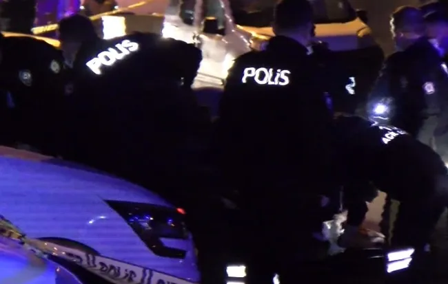 İstanbul’da kan donduran olay! Sokakta tartıştığı eşini silahla vurup intihar etti - 2