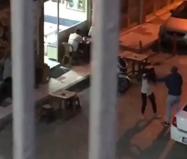 1622171114440.jpg Eski eşini sokak ortasında tekme tokat dövdü! Çevredekiler izlemekle yetindi - 3