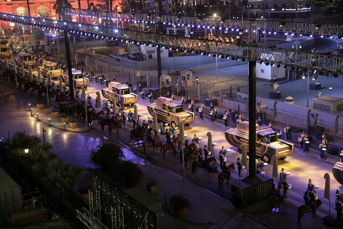 Mısır'da milyonlarca dolarlık tören! Onlarca tarihi mumya müzeye taşındı