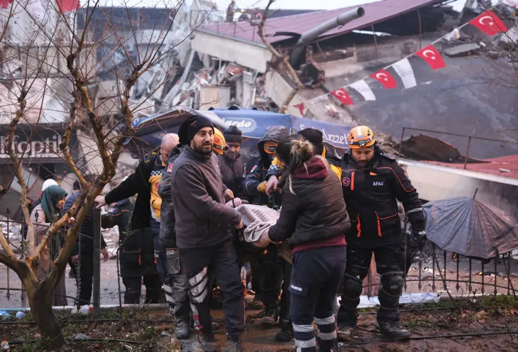 Depremden saatler sonra mucize kurtuluşlar! Umutlu bekleyişler sürüyor