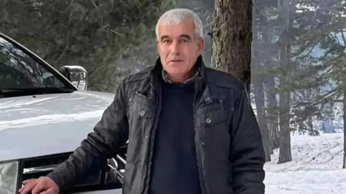 Kestiği kavak ağacını altında kalıp öldü