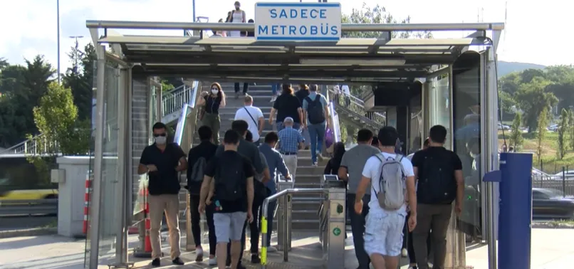 İstanbul'da bayram sonrası ilk iş günü: Toplu taşıma araçları kalabalık günlerine geri döndü