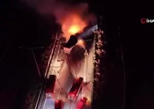 Kaza yapan tırlar alev aldı