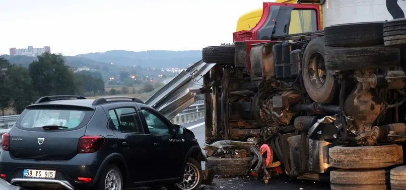 Kuzey Marmara’da kamyon devrildi! 4 şerit ulaşıma kapattı