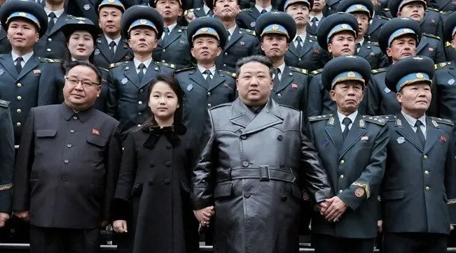 tarihin-en-buyuk-soygunu-kuzey-kore-o-parayla-ordusunu-finanse-edecek-1740577554019.jpg Kuzey Kore Delvet Başkanı Kim Jong Un