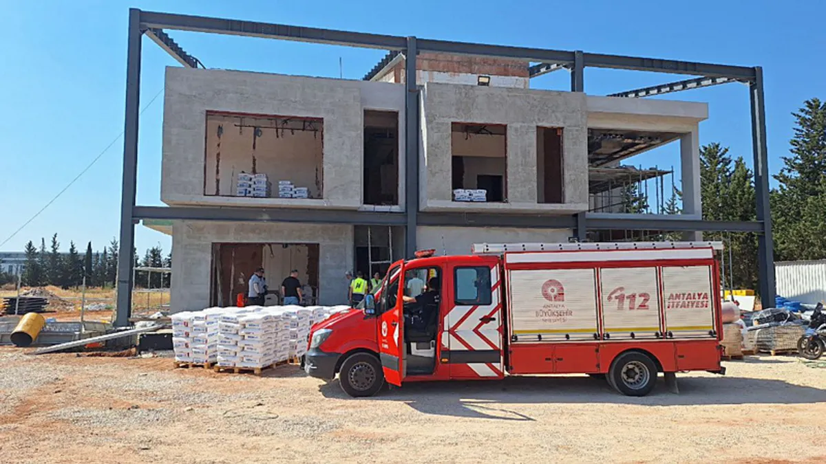 Antalya'da işçinin korku dolu anları! Su deposuna düştü imdadına itfaiye yetişti