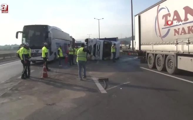Pendik TEM Otoyolu’nda TIR devrildi